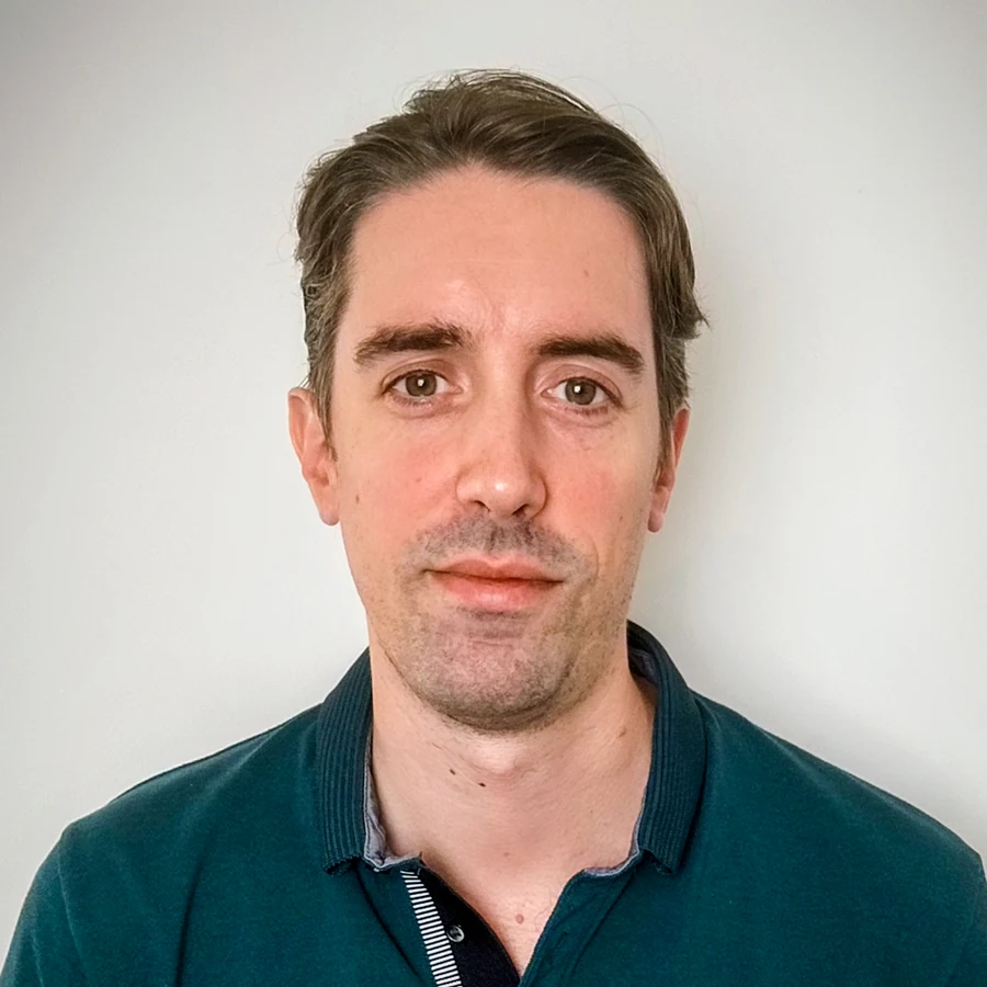 Portrait of Romain, freelance video editor specializing in podcasts
