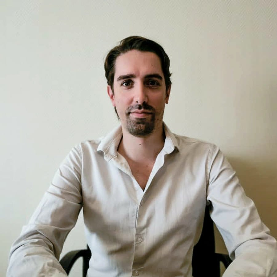 Portrait de Romain, monteur vidéo freelance spécialisé podcast