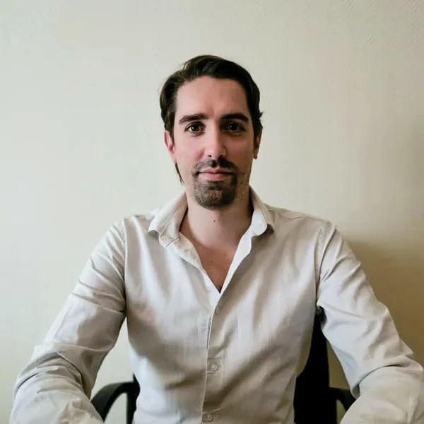 Portrait of Romain, freelance video editor specializing in podcasts